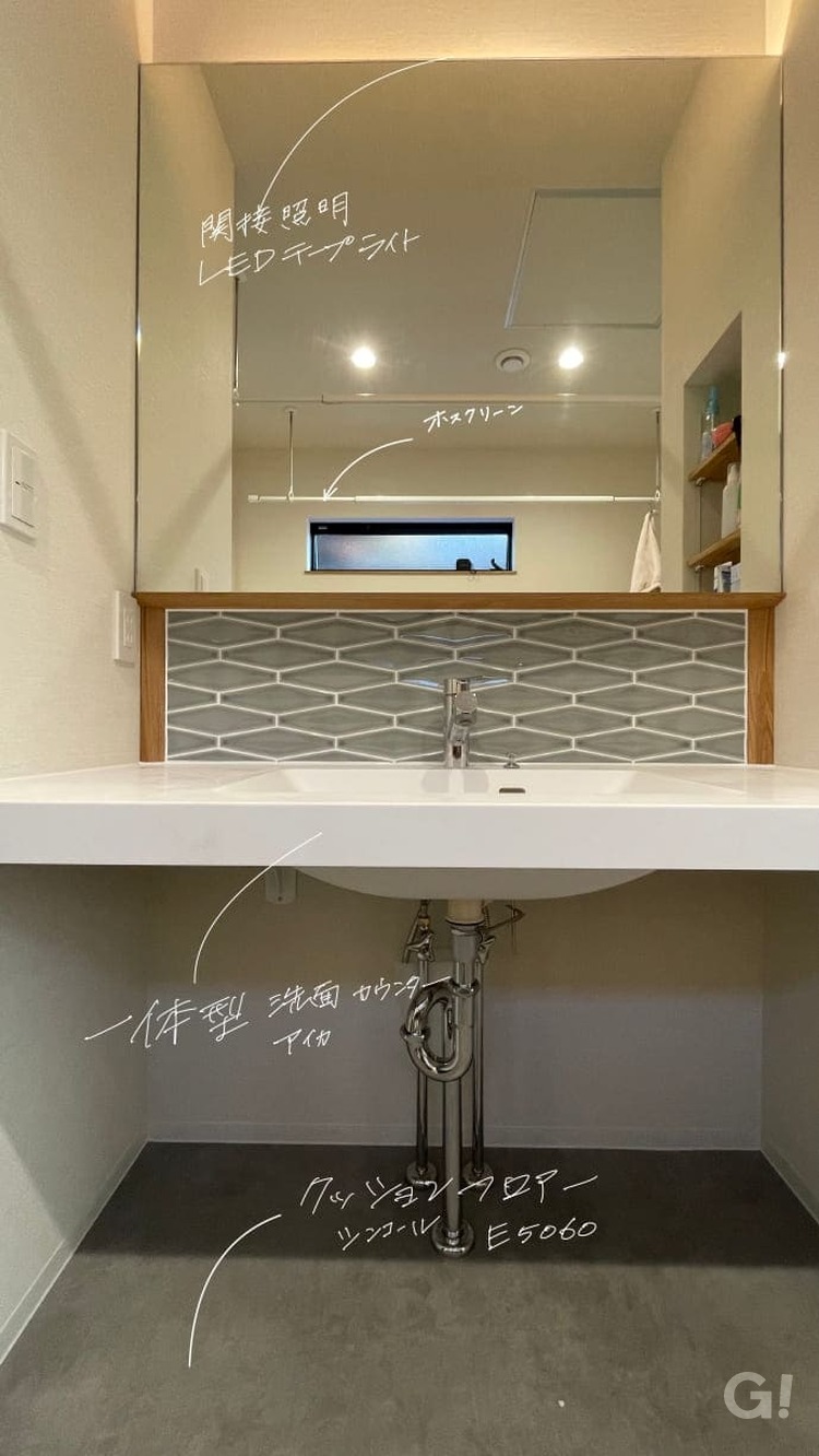 『一際目を惹くデザインタイルが素敵！使用するたびテンションアップのシンプルモダンな洗面室』の写真