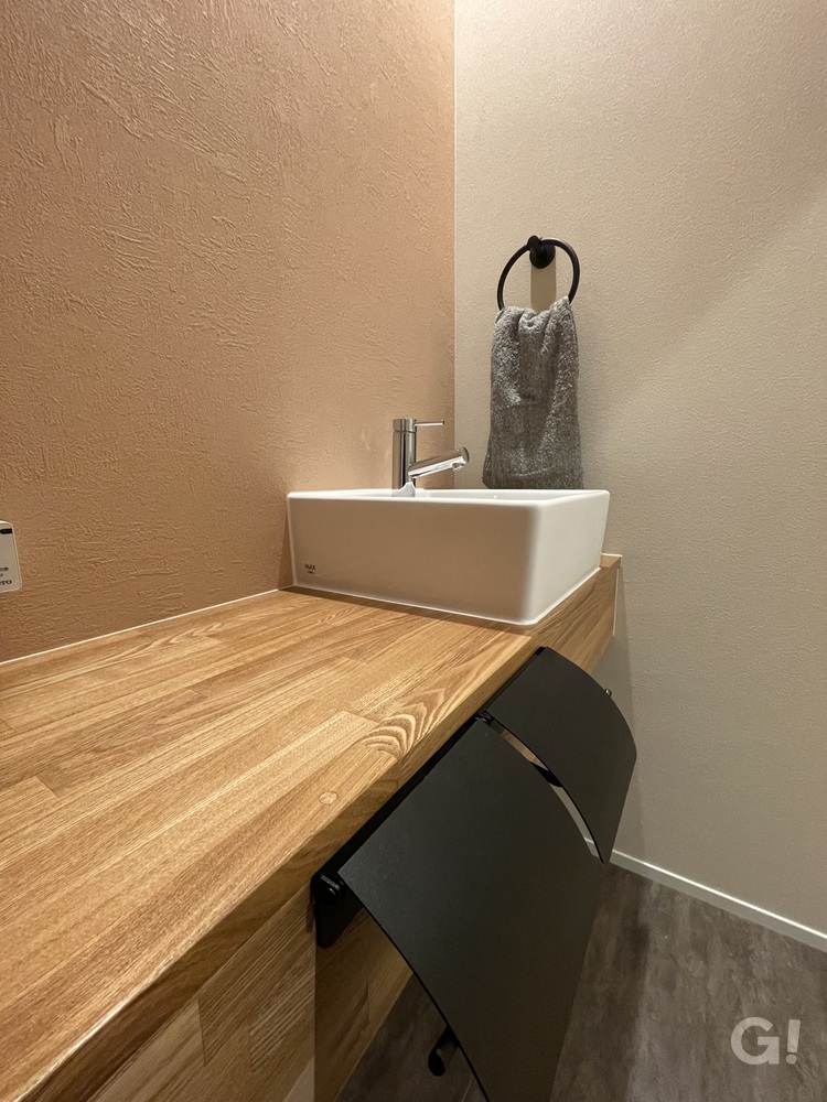 漆喰で快適空間！独立手洗いで水回りのジメジメも解消されるシンプルモダンなトイレ