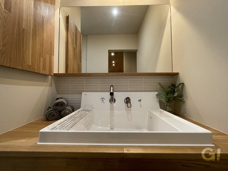 『自然に包み込まれたような安心感がいい◎使い心地のいいシンプルモダンな洗面室』の写真