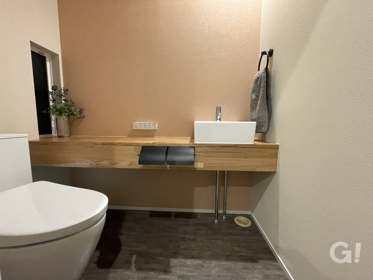 『漆喰で快適！使用するたびホッと優しい気持ちに浸れるシンプルモダンなトイレ』の写真