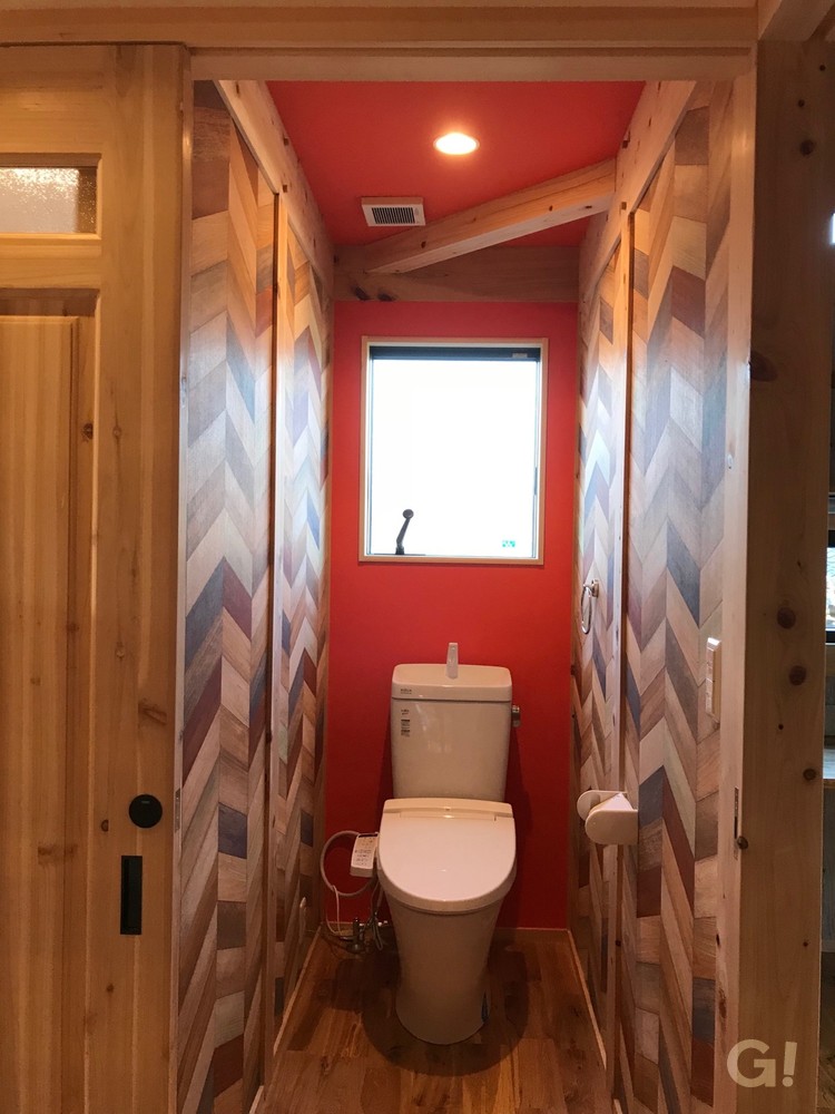 『アウトドア雑貨が似合う！ポップな空間に心弾むカントリーなトイレ』の写真