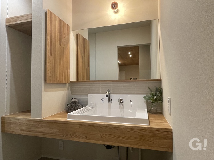 『アウトドアグッズも似合う空間◎自然に優しく包まれたような感覚になれるシンプルモダンな洗面室』の写真