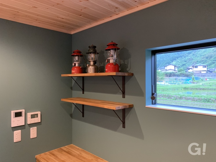 『アウトドアグッズをカッコよく飾れる収納棚のある北欧スタイルのキッチン』の写真