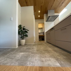 親子でアウトドア飯を楽しく作る時間がいい◎家事動線抜群のシンプルモダンなキッチン