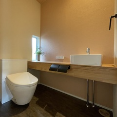 漆喰でいつでも快適！ペールオレンジで優しい雰囲気に包まれたシンプルモダンなトイレ