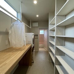 お洗濯作業を一つの空間で行えるのが嬉しい◎動線抜群のシンプルモダンなランドリースペース