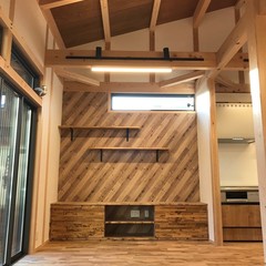 高品質木材に包まれ毎日アウトドアな雰囲気を感じられるカントリー風リビング