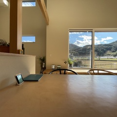 ここから眺める光景が好き！四季折々を愉しめる空間がいいシンプルモダンなダイニング