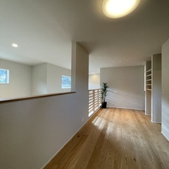 自然を身近に感じながら「おうちアウトドア」を満喫できるシンプルモダンな2階ホール