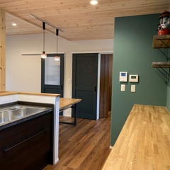 アウトドア好きな家族が選んだ優しく木の質感あふれる北欧風キッチン