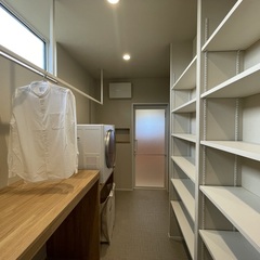 お洗濯の一連作業がここで全部できるシンプルモダンなランドリースペース
