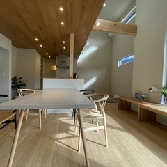 笑顔あふれる食卓がいい◎陽の光も優しく感じられるシンプルモダンなダイニング