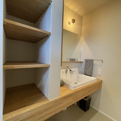 たっぷり収納で整理整頓OK！個性ある光の演出もいいシンプルモダンな洗面室