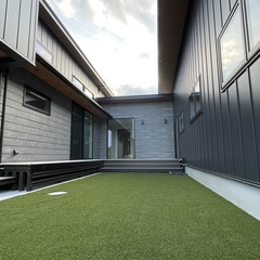 広々とした空間で光＆風を心地よく感じるシンプルモダンな中庭