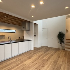 木の温かみを全身で感じられ心癒されるシンプルモダンなLDK