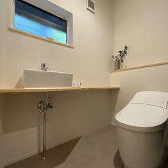 明るく清々しい雰囲気が届くシンプルモダンなトイレ