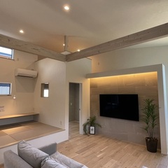 小上がり畳とも繋がり心地よい時間を過ごせるシンプルモダンなLDK