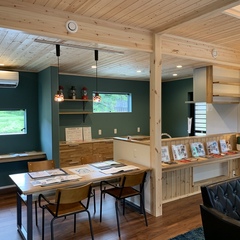 木の質感あふれる空間にアウトドアグッズが良く似合う北欧風LDK