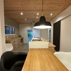 アウトドア飯を家族で楽しく食べる時間がいいシンプルモダンなダイニング