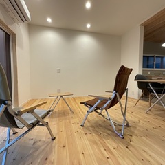 いつでもアウトドア気分を味わえるシンプルモダンなリビング