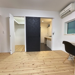 スムーズな動線で快適生活を実感できるシンプルモダンなワークスペース