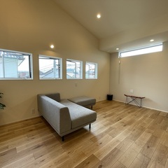 思わず深呼吸したくなる優しい空気が流れるシンプルモダンなリビング