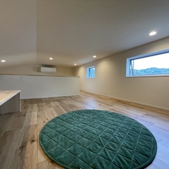 秘密基地のようでワクワクしてしまうシンプルモダンな屋根裏部屋