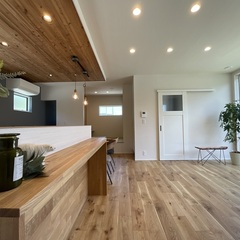 まるで自然の中に居るような心地よさに浸れるシンプルモダンなキッチンカウンター