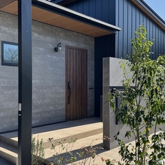 洗練されたスタイリッシュな雰囲気に包んでくれるシンプルモダンなアプローチ