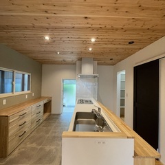 アウトドア飯を家族で賑やかに作りたくなるシンプルモダンなキッチン