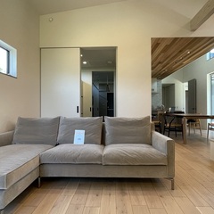 アウトドアで疲れた身体を癒してくれる！優しい空気感のシンプルモダンなリビング