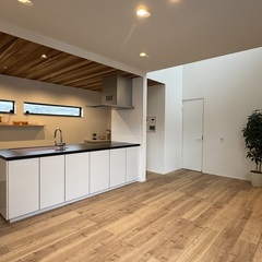 自然の中で過ごしている感覚にしてくれるシンプルモダンなLDK