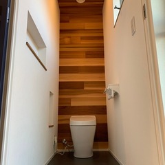 アウトドア好きの人が選んだ木の贅沢な空間に包まれた北欧風トイレ