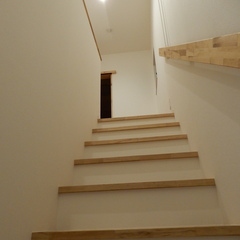 アウトドア好きの人が選んだ自然素材に包まれた北欧スタイルの階段