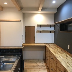 家族でアウトドア飯を楽しく作れる空間広がる北欧スタイルのキッチン