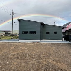 アウトドア好きが選んだ自然に馴染むモスグリーンの外壁が良い！シンプルモダンな家