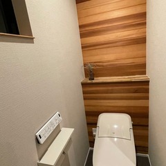 アウトドア雑貨が似合う！木の温もりをタップリ感じられるシンプルモダンなトイレ