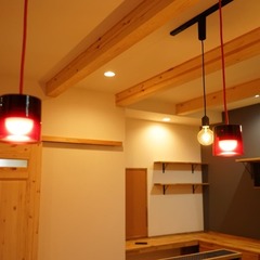 アウトドア気分を満喫できる個性的な灯りが輝く北欧スタイルのLDK