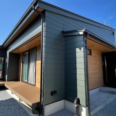 自然を感じるモスグリーンの外壁がいい！アウトドアを楽しめるインダストリアルなウッドデッキ