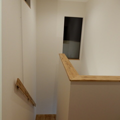 アウトドア好きが選んだ！やわらかい雰囲気に心癒されるシンプルモダンな階段