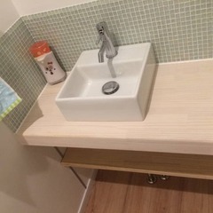 アウトドア好きが選んだ淡いグリーンのモザイクタイルがアクセント！シンプルモダンな洗面所