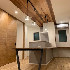 アウトドアを感じられる照明に優しく照らされる北欧スタイルのキッチン