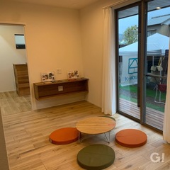 自然素材をたっぷり感じ開放感溢れる快適なリビング