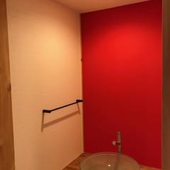 一際目を惹く真っ赤なクロスに元気を貰える北欧スタイルの造作手洗い場