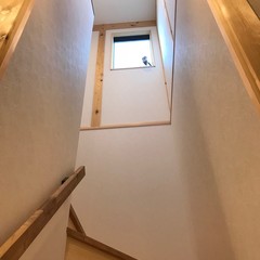 アウトドア好きが選んだ漆喰で心地よく快適な空間広がるシンプルモダンな階段