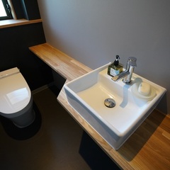 飾りっ気のないカッコ良さが映えるトイレ