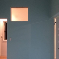 アウトドア好きが選んだ素敵な空間！室内窓から優しく光が差し込む北欧スタイルの洋室