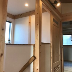 黒いスポットライトがカッコよく照らし漆喰の壁で快適空間広がるカントリーな2階ホール