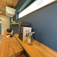 アウトドア雑貨も良く似合う造作棚がいい！木の温もりが優しく届くシンプルモダンなキッチン