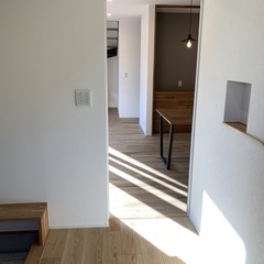 白が美しい！漆喰の壁で心地よい空間が広がるシンプルモダンな玄関ホール